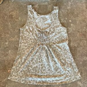 Women’s nuetral ruffel front tank